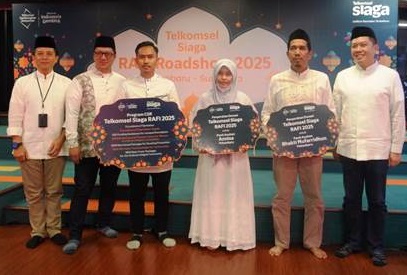 The Board of Directors of Telkomsel when handing over donations to the Annisa Pekanbaru Orphanage and the Bhakti Mufarridhun Pekanbaru Orphanage as well as handing over donations for the 2025 Siaga RAFI CSR Program..