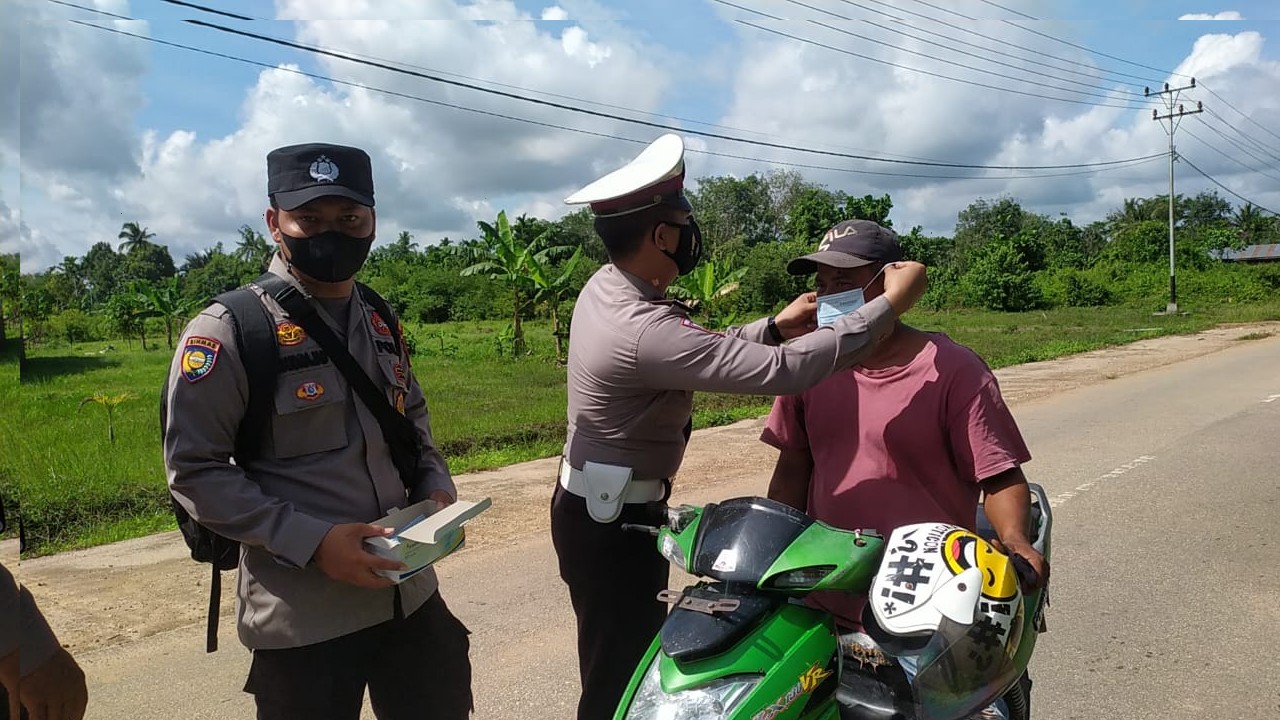 Anggota Polres Kepulauan Meranti terlihat membagikan sembako kepada pengendara