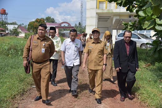 Wabup Bagus Santoso (tengah) tinjau progres pembangunan Masjid di STAIN Bengkalis (foto/Zul)