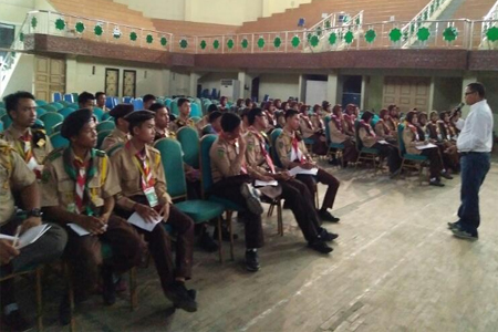  Suasana seminar wirausaha dalam kegiatan PERTIKA di UIN Suska, Selasa (11/4). Kegiatan ini diisi oleh Campus Relations Head PT RAPP, Tengku Kespandiar. Ia memberikan tiga karakter yang harus dimiliki seorang wirarausaha.