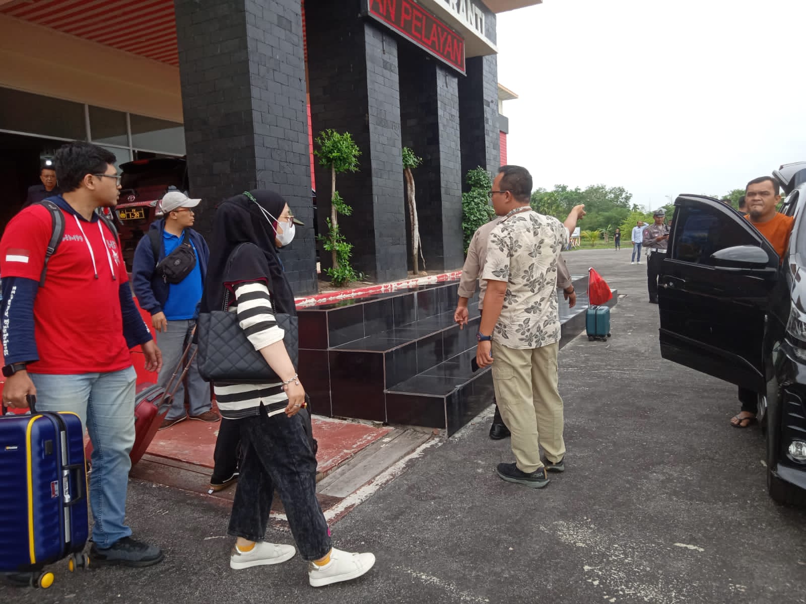 Plt Kepala BPKAD Kepulauan Meranti, Fitria Nengsih saat akan dibawa ke Jakarta