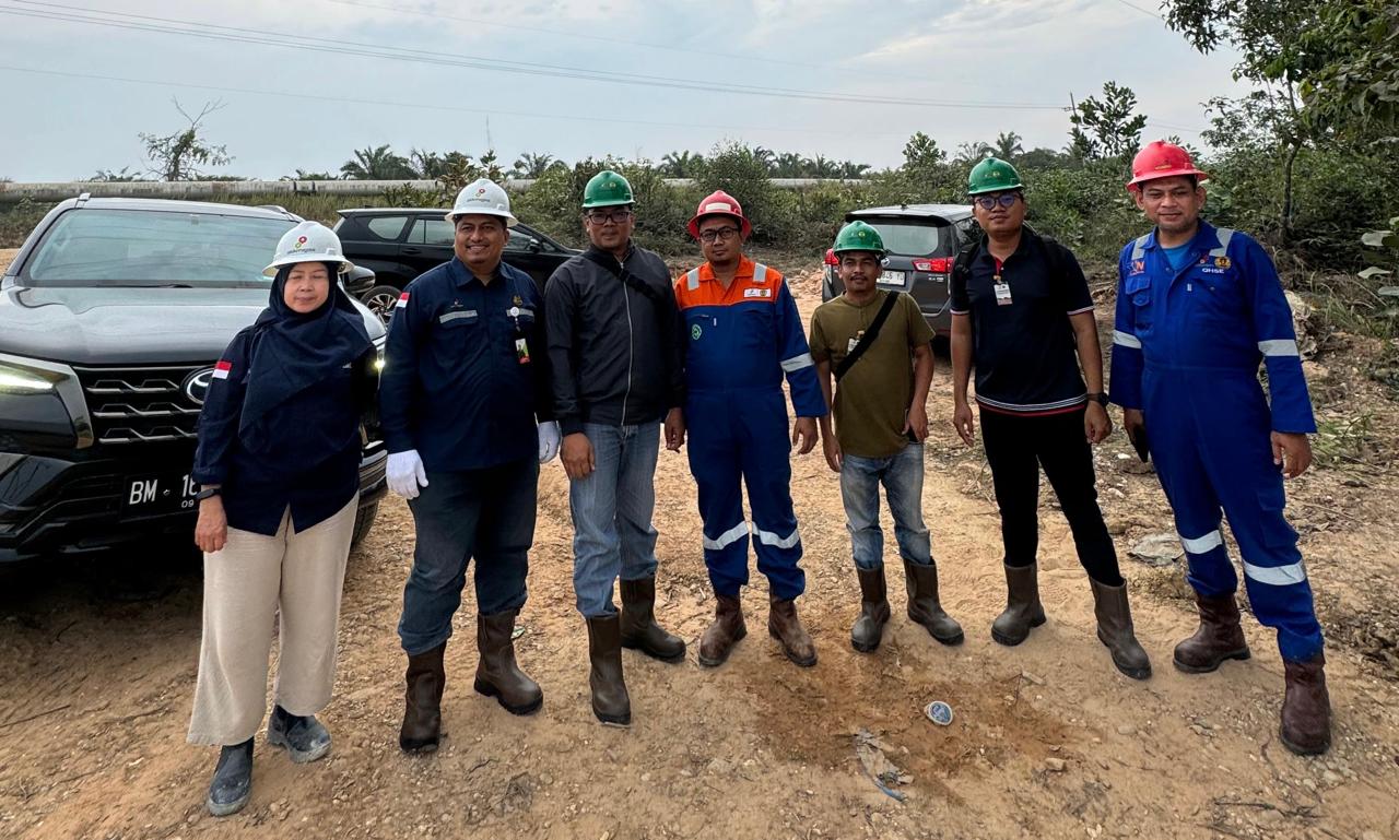 DLH) Kabupaten Siak melakukan tinjauan langsung ke lokasi kebakaran yang terjadi di cooling pond Pit 3, Lapangan Zamrud (foto/ist)