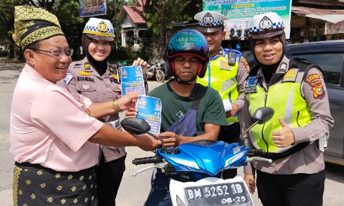 Satlantas Polres Pelalawan bersama Tokoh masyarakat sosialisasikan keselamatan berkendara.(foto: andi/halloriau.com)