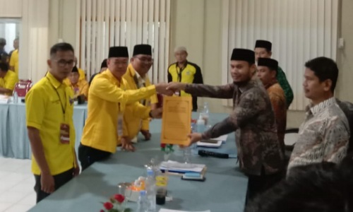 Ketua DPD II Partai Golkar Rohil, Afrizal Sintong saat mendaftarkan Bacaleg DPRD Rohil ke KPU Rohil.(foto: afrizal/halloriau.com)