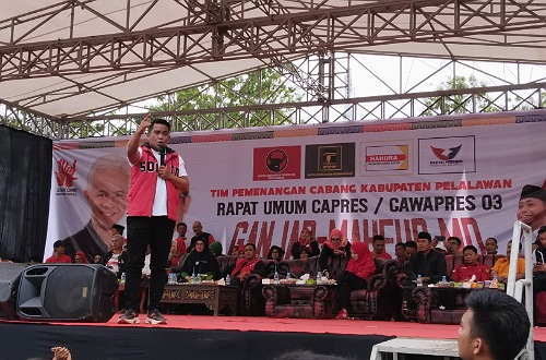 Bupati Pelalawan, Zukri Misran saat rapat umum Tim Capres-cawapres 03 di Pangkalan Kerinci.(foto: Andi/halloriau.com)