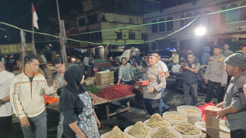 Kapolres Inhil, AKBP Farouk memberikan makanan sahur ke masyarakat dan pedagang di Pasar Subuh Tembilahan (foto/Ayendra)