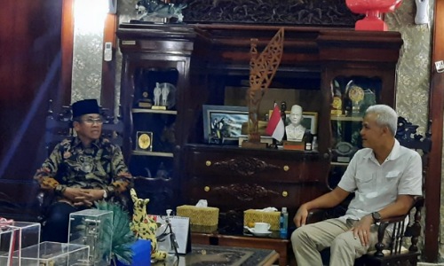 Mantan Sekdakab Kampar, Zulher bersama Ganjar Pranowo.(foto: rinai/halloriau.com)