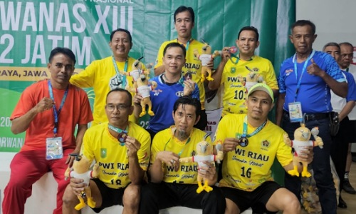 Tim bulutangkis PWI Riau di Porwanas XIII 2022 Malang.(foto: istimewa)