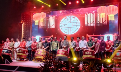 Gubernur Riau, Syamsuar bersama forkopimda hadiri Imlek Bersama 2023 di SKA Co-Ex Pekanbaru.(foto: bayu/halloriau.com)