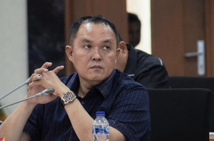 Pemeriksaan berlangsung singkat, anggota DPRD Suyadi ditanya soal pergeseran anggaran di Dinas PUPR PKPP Riau (foto/yuni)