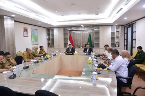 PWI Riau bersama Plt Gubernur Riau, SF Hariyanto di Ruang Rapat Gubernur (foto/int)