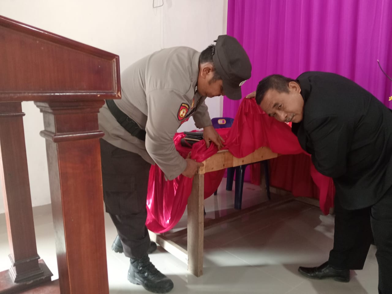 Personel Polsek Simpang Kanan saat pengecekan dalam pengamanan gereja.(foto: afrizal/halloriau.com)