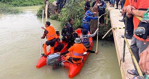 Truk terjun ke Sungai di Pelalawan.(foto: tribunpekanbaru.com)