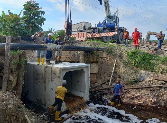 Foto: Dinas PUPR-PKPP Provinsi Riau melalui UPT Jalan dan Jembatan Wilayah I membenahi infrastruktur yang rusak akibat banjir di Kota Pekanbaru dan Siak. 