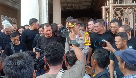 Raja Baut bagikan ribuan sembako untuk masyarakat Bagansiapiapi, Rohil (foto/Afrizal)