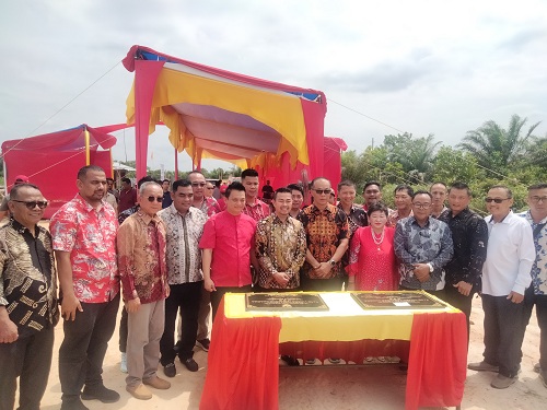 Pj Wako Pekanbaru, Risnandar Mahiwa letakkan batu pertama pembangunan Vihara Yamaloka Dharma (foto/int)