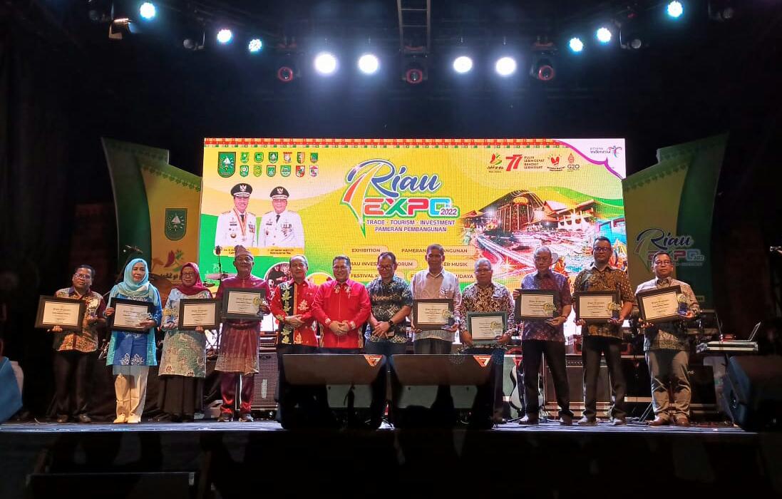 Para juara stand terbaik saat penutupan Riau Expo 2022.(foto: istimewa)