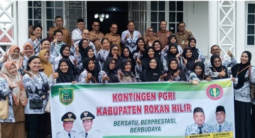 Bupati Rohil lepas kontingen PGRI ke Porsenijar Siak, target juara umum (foto/afrizal)