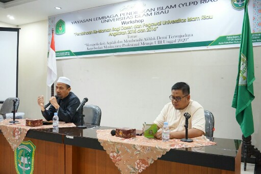 Dr. H. Mustafa Umar, Lc MA saat memberi materi dalam Workshop Pembinaan Keislaman yang ditaja LDIK UIR.