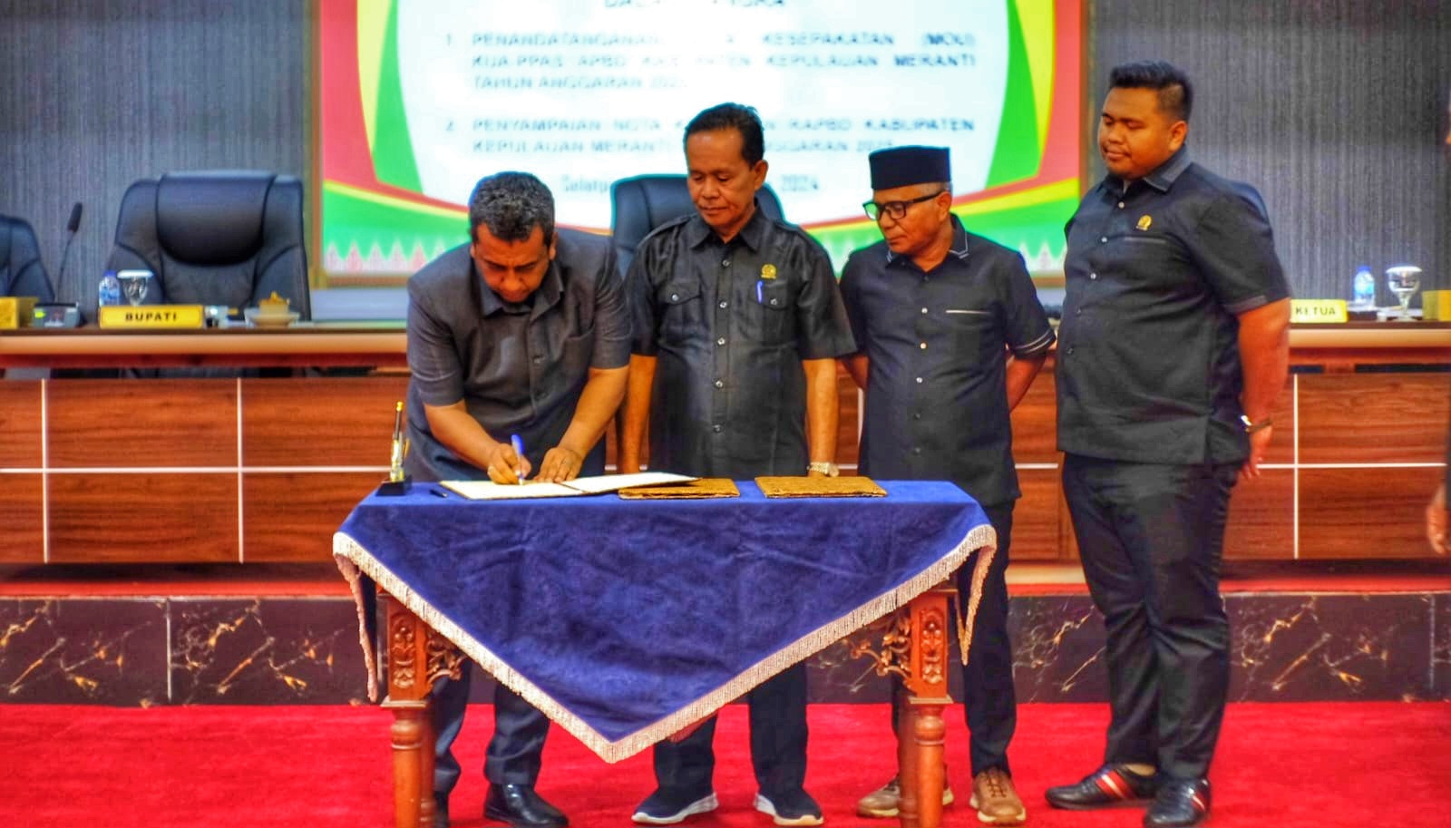 Pjs Bupati Kepulauan Meranti dan DPRD melakukan penandatangan MOU KUA PPAS APBD 2025