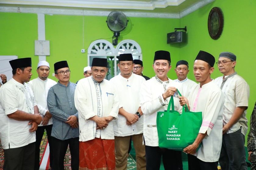 Sekda Siak, Fauzi Asni Safari Ramadan 1446 H/2025 M di Masjid Al Mukminin, Kampung Buatan 1 (foto/diana)