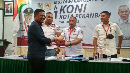 Penyerahan jabatan Ketua KONI Pekanbaru oleh pimpinan sidang Haris Kampai kepada ketua terpilih, M Yasir