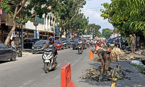 Galian pipa PDAM Tirta Siak merusak jalan dan membahayakan pengendara.(foto: rahmat/halloriau.com)