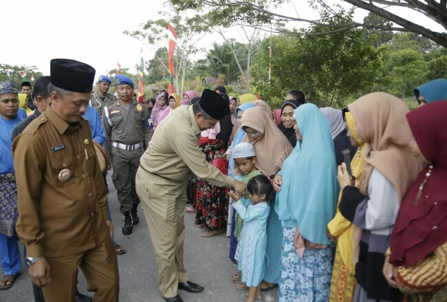 Bupati Alfedri menghadiri syukuran masyarakat Kampung Kotoringin.