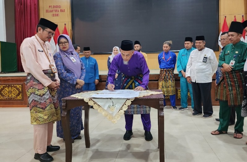 Walikota Dumai Paisal menandatangani komitmen bersama dalam rangka percepatan penurunan stunting di Kota Dumai bersama OPD dan stakeholder terkait (foto/bambang)