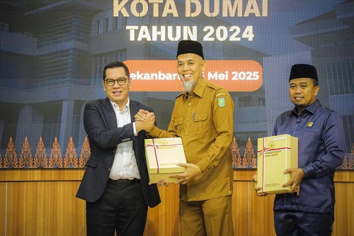 Walikota Dumai, H Paisal didampingi Ketua DPRD Kota Dumai Agus Miswandi menerima LHP LKPD 2024 dari BPK di Auditorium BPK Perwakilan Provinsi Riau, Senin (26/5/2025) lalu.(foto: bambang/halloriau.com)