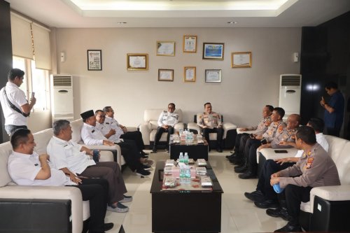 Kapolres Pelalawan Ahmad Nur Ari sambangi Bupati Zukri.(foto: andi/halloriau.com)