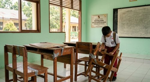 Revitalisasi sekolah di Pekanbaru tak mampu perbaiki meja dan kursi siswa.(ilustrasi/AI/halloriau.com)