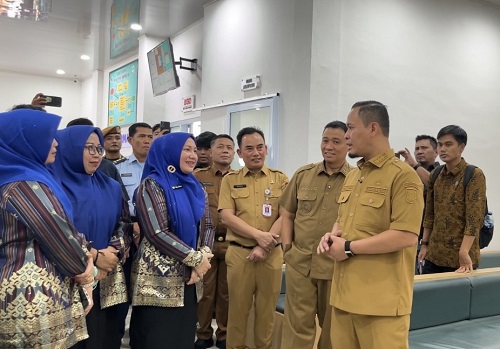 Walikota Pekanbaru, Agung Nugroho dan Wakil Walikota Pekanbaru, Markarius Anwar saat berkunjung ke Puskesmas Sidomulyo.(foto: tata/halloriau.com)