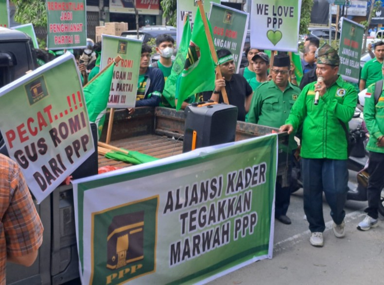 Ratusan kader demo di DPW PPP Riau minta pecat Romahurmuzy karena dinilai jadi pemecah belah (foto/riki)