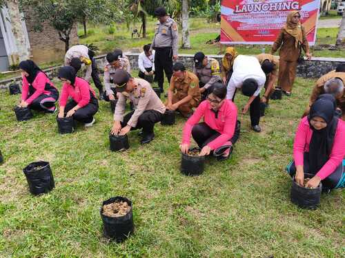 Polsek Simpang Kanan, meluncurkan program penguatan Pekarangan Pangan Lestari. (Foto: Afrizal)