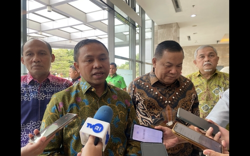 Gubri Abdul Wahid bersama Wagubri SF Hariyanto melakukan kunjungan ke Bank Riau Kepri (BRK) Syariah. (Foto: Sri Wahyuni)