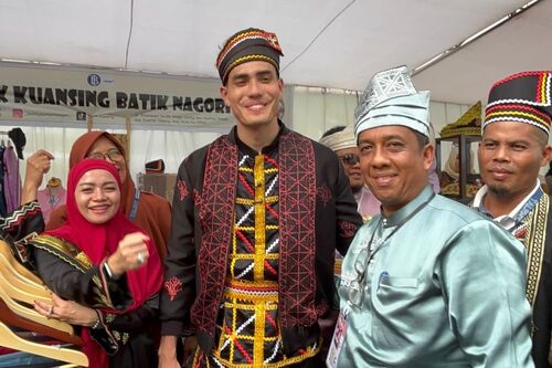 Aisar Khaled foto bersama Kepala Dinas Pariwisata Provinsi Riau, Roni Rakhmat saat acara Festival Pacu Jalur di Tepian Narosa, Teluk Kuantan, Kabupaten Kuantan Singingi, Riau. (Foto: Media Center Riau).