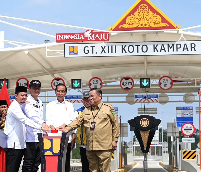 Presiden Joko Widodo meresmikan ruas Jalan Tol Pekanbaru-Padang ruas Bangkinang-Pangkalan, seksi Bangkinang-XIII Koto Kampar pada Jumat, 31 Mei 2024.