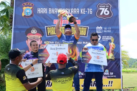 Trapezius Academy Riau menerima trophy juara umum 1 kejuaraan sepatu roda Polda Riau