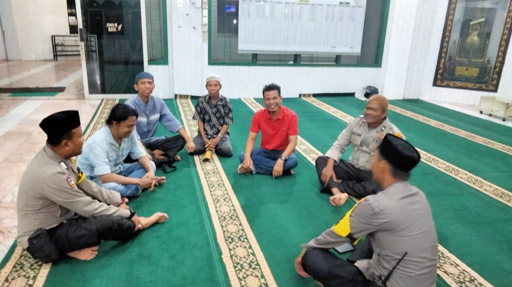 Personel Polsek Pekanbaru Kota berdialog dengan jamaah Masjid Awaluddin.(foto: istimewa)