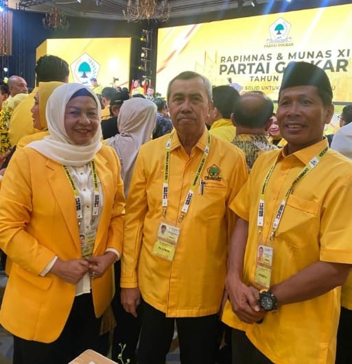 Ketua DPD I Golkar Riau Syamsuar diapit Bendahara Nuraini dan Sekretaris Indra Gunawan Eet, Selasa (20/8/2024) (foto:ist) 