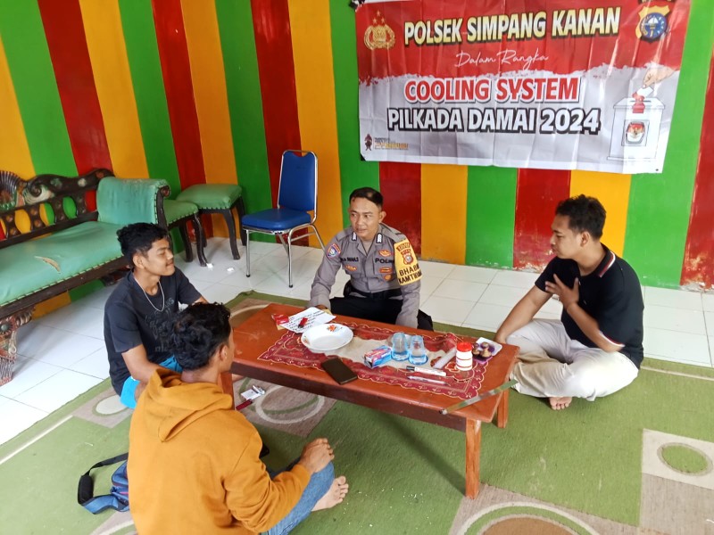 Bhabinkamtibmas Simpang Kanan dan Bukit Mas cooling system masyarakat di Jalan Yazid Hamta (foto/afrizal)