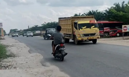 Jalan bergelombang di Kubang Raya, Simpang Panam, Kota Pekanbaru.(foto: antarariau.com)