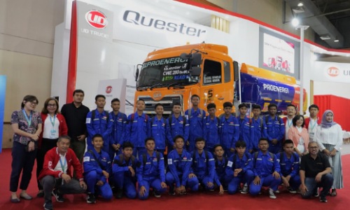 Jajaran manajemen Astra UD Trucks bersama siswa SMK 1 Perguruan Cikini Jakarta.(foto: istimewa)