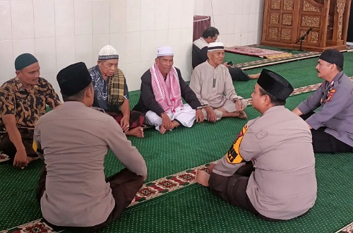 Personel Polsek Senapelan bersama pengurus dan jamaah Masjid At-Tauhid.(foto: istimewa)