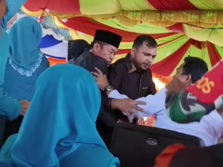 Tangkapan layar video yang menunjukkan Bupati Rohil dan wakilnya nyaris baku hantam, Kamis (1/2/2024)