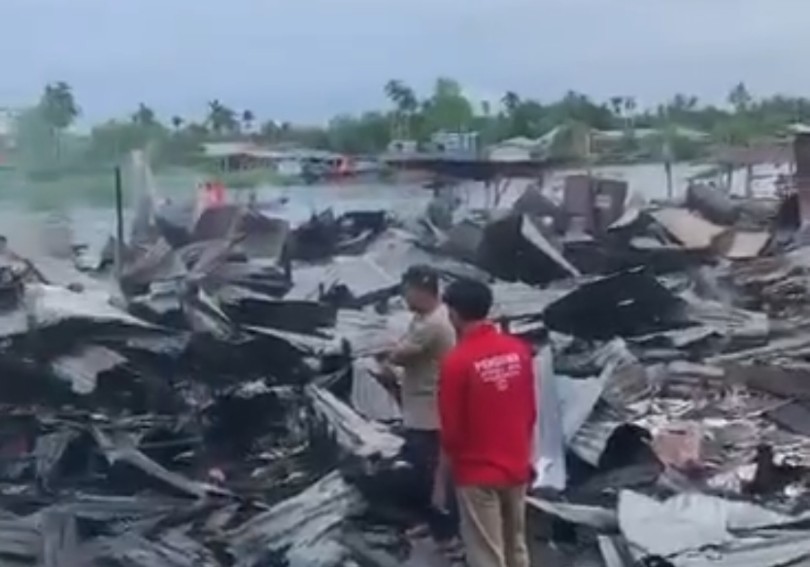 Delapan unit rumah semi permanen di Desa Belantak Raya, Kecamatan Gaung, Kabupaten Inhil hangus terbakar (foto/Ayendra)