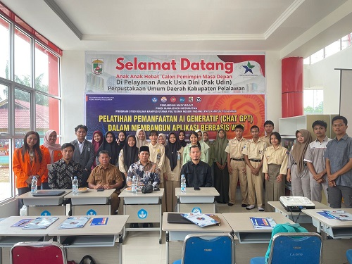 Politeknik Negeri Padang Latih Siswa Pelalawan Manfaatkan ChatGPT.(foto: andi/halloriau.com)