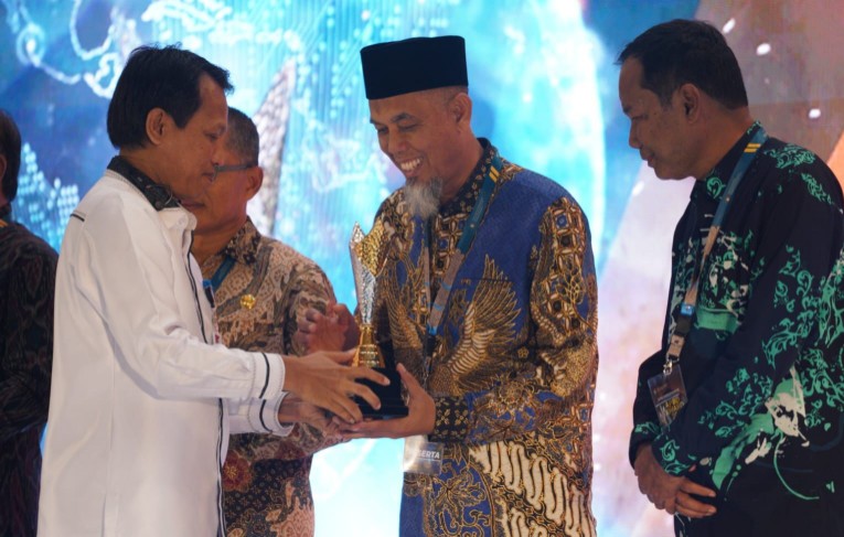 Walikota Dumai, Paisal menerima penghargaan APBD Award dari Kemendagri RI di Jakarta (foto/bambang)