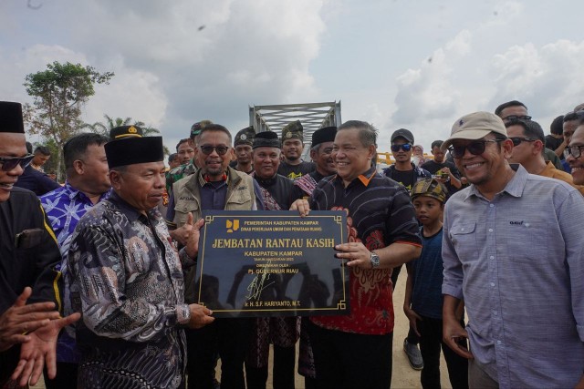 Pj Gubri SF Hariyanto resmikan Jembatan Rantau Kasih, Kampar Kiri (foto/yuni)